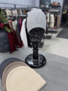 Pilka megzta kepurė ant manekeno galvos