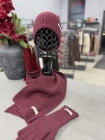 Bordo megzta kepurė ir šalikas ant manekeno